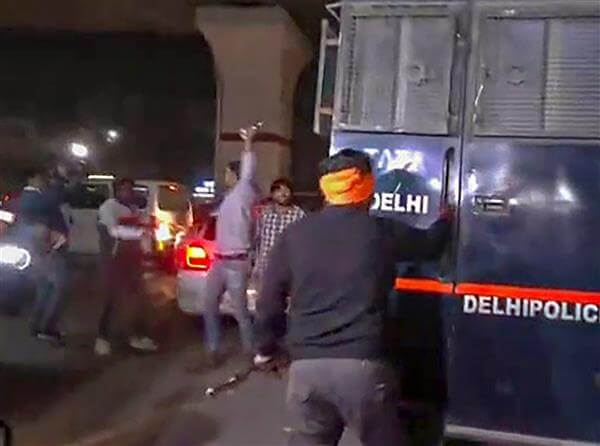 aaftabspolicevanattackedwithswordoutsidedelhisforensiclabinrohini