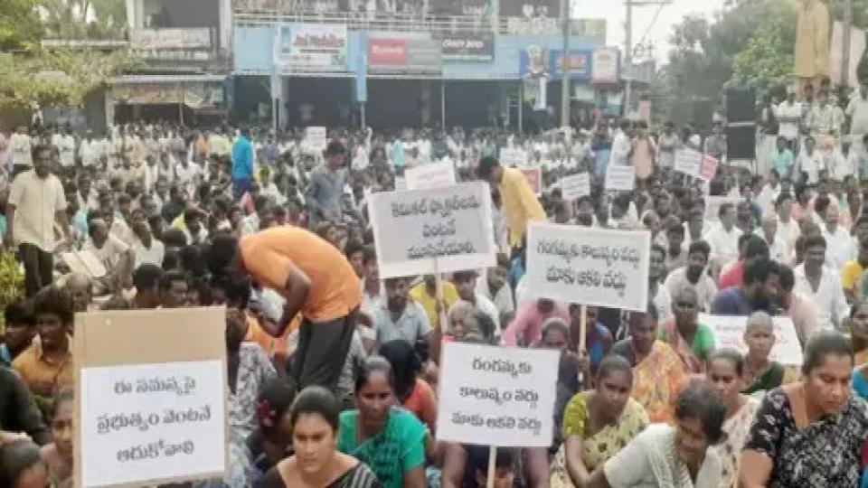 Fishermen Protest Against Pharma Waste Discharge in Uppada, AP