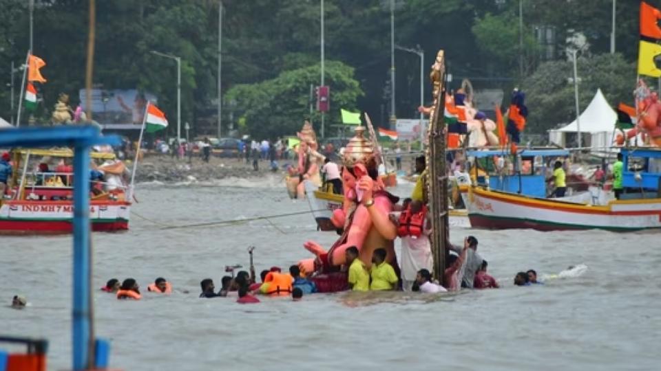 Lalbaugcha Raja Ganesh idol stuck at sea during visarjan