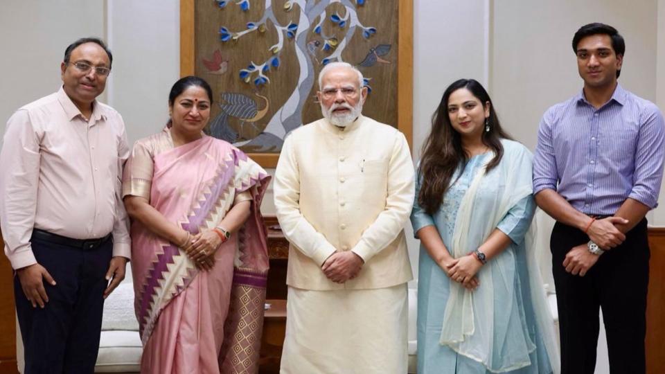 delhicmrekhameetswithpmnarendramodiandextendsdiwaligreetings