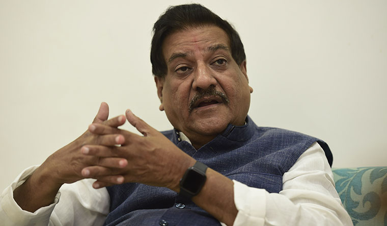 formermaharashtracmfadnavispostingdoctoredvideosoutofdesperation:prithvirajchavan