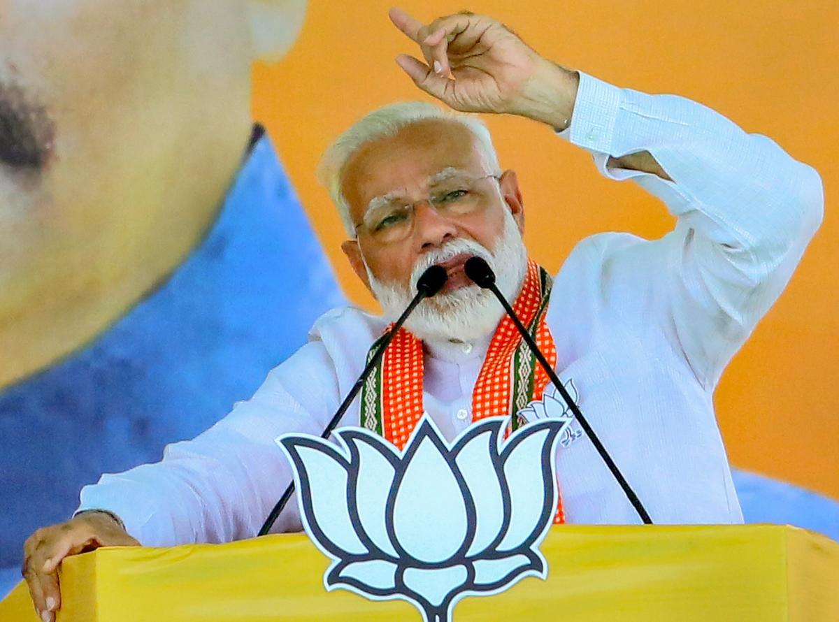 didipoliticisingcyclonefanirefusedtotalktome:modi