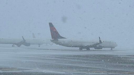 36flightscancelledinmumbaiduetoheavyrainsandlowvisibility