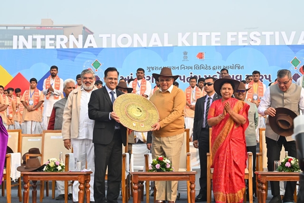 gujaratinternationalkitefestivalbeginsatsabarmatiriverfront