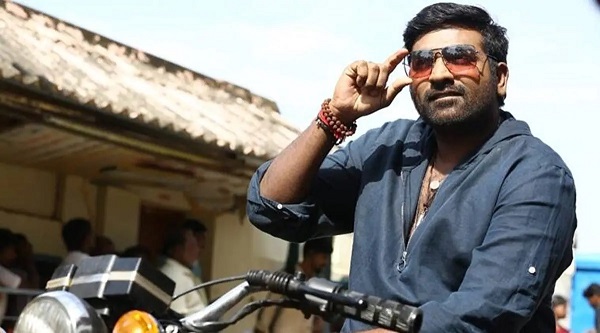 mankicksactorvijaysethupathiatbengaluruairport