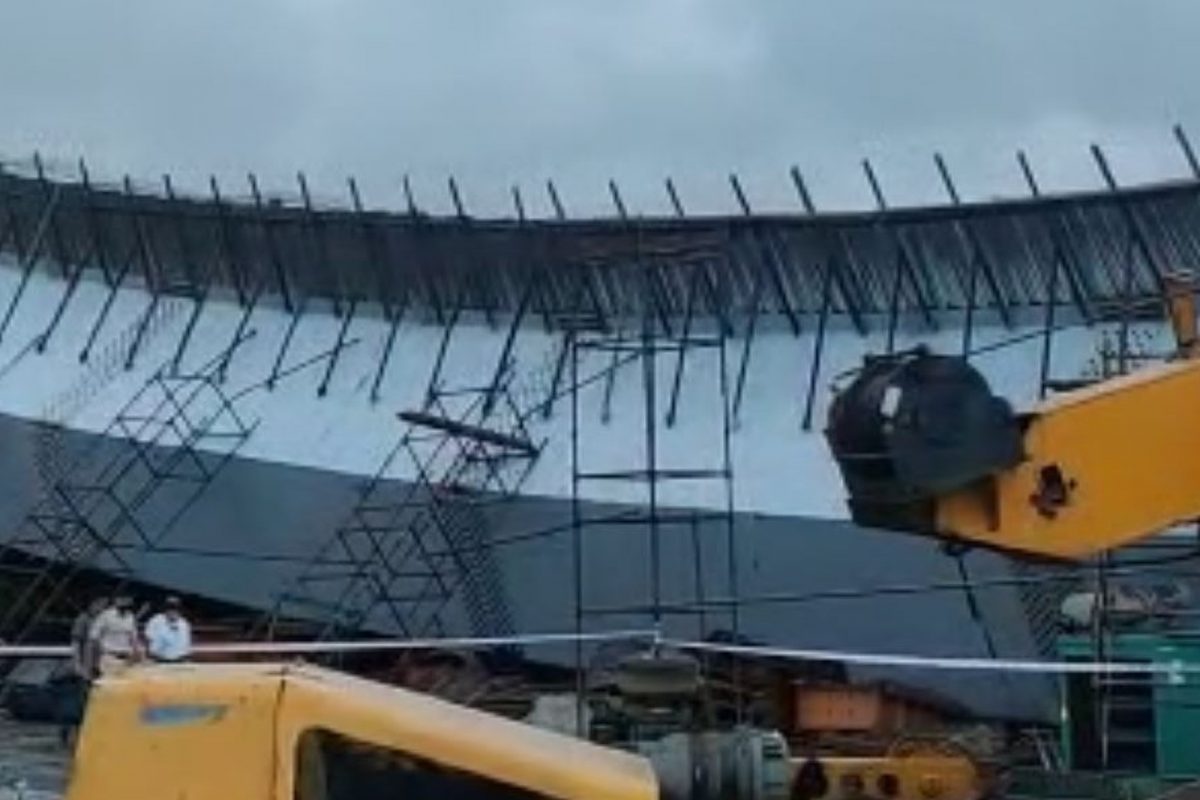partofunderconstructionflyovercollapsesatbandrakurlacomplexinmumbai
