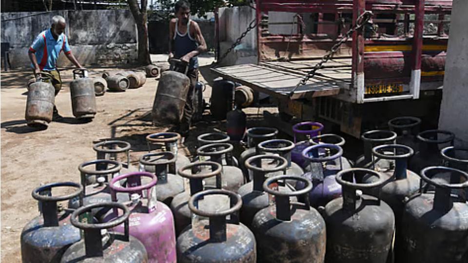 Congress slams BJP over Commercial LPG Price Hike Of Rs 993