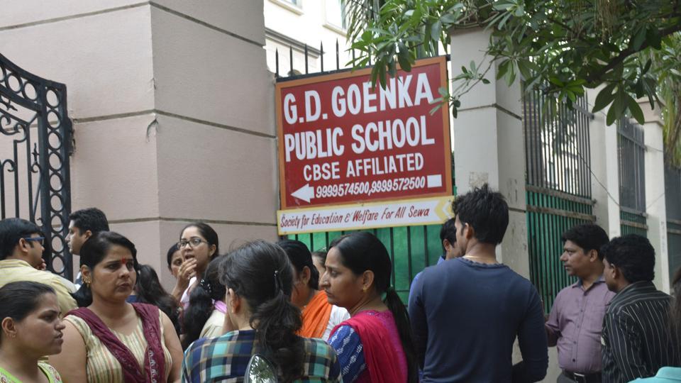 ghaziabad:studentofgdgoenkaschooldiesafterfallingoffcorridor