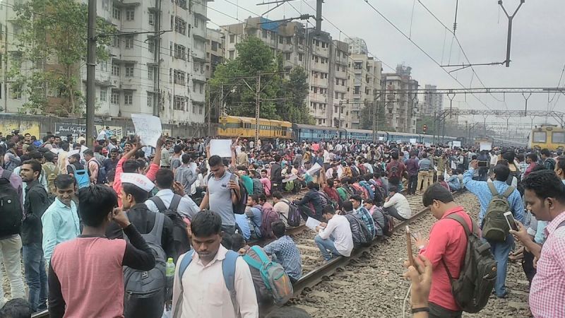 studentsblockrailwaytracksinmumbaidemandjobs