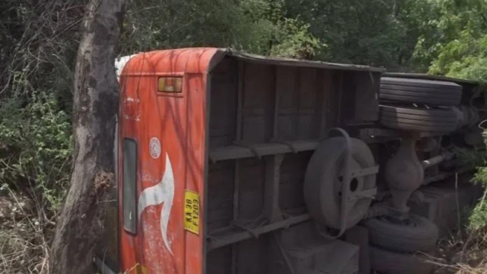 fivekilledaskarnatakabusoverturnsafterhittingbikenearzaheerabad