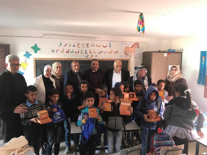 indiadonatessolarpoweredlampstomarginalisedpalestinianchildren
