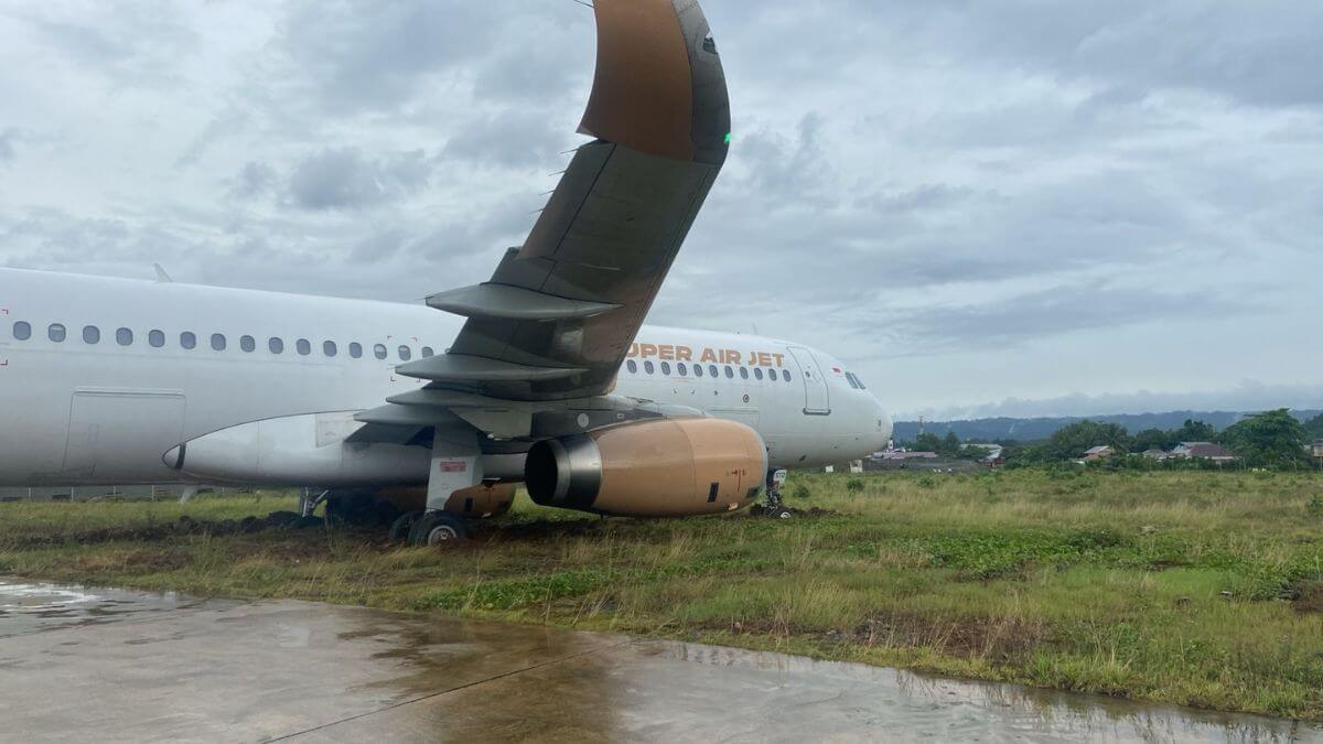 Super Air Jet flight overruns the runway while landing at Indonesia Airport 