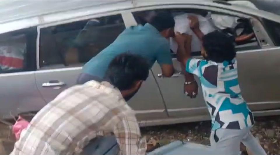 threekilledfiveinjuredascarramstreeinandhra’spalnadudistrict