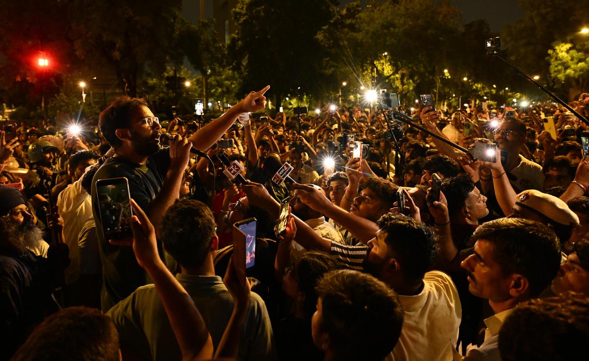 CJP protesters throw stones, bottles at Delhi Police team; several cops injured