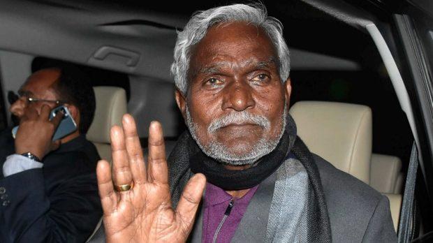 jkhand:mlasofjmmledcoalitionheadtohyderabadafterchampaisorentakesoathascm