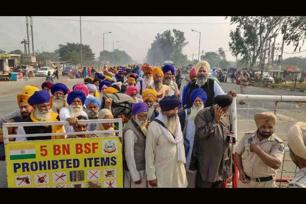 firstbatchofindianpilgrimsenterspakistanthroughkartarpurcorridor