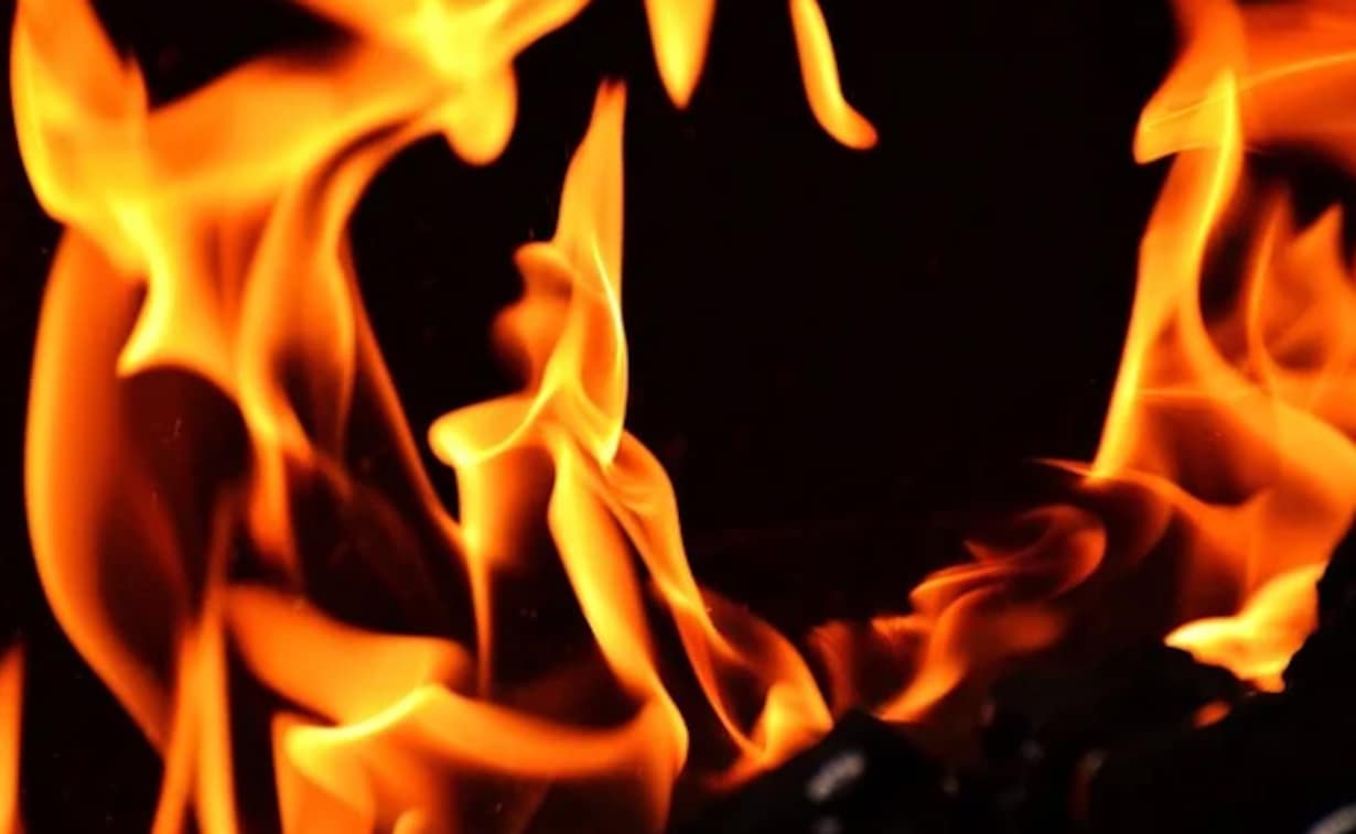 twooffamilykilledsixinjuredasfirebreaksoutinhouseinup