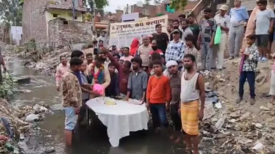 BJP Councillor Cuts Birthday Cake in Sewage to Protest Civic Neglect in Agra 
