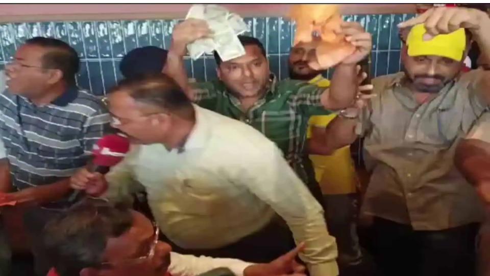 bjpleaderaccusedofdistributingrs5crincashaheadofmahapolls