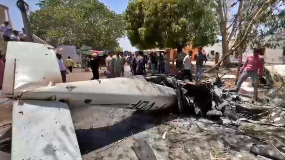 traineraircraftcrashesingujarat’samrelidistrictpilotkilled
