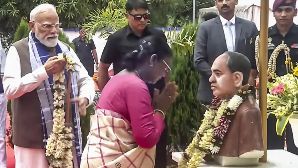 Murmu, Modi offer prayers at tribal sacred sites in Odisha