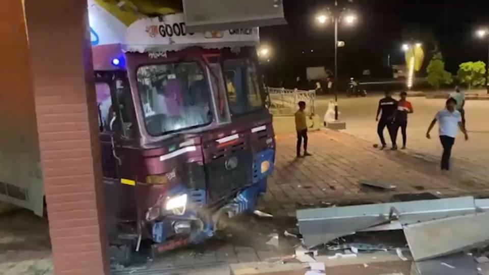 drunkdriverdamageshotelafterbeingdeniedfoodinpunearrested