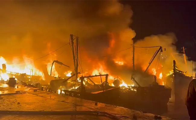 40boatsguttedinmassivefireatvizagfishingharbour