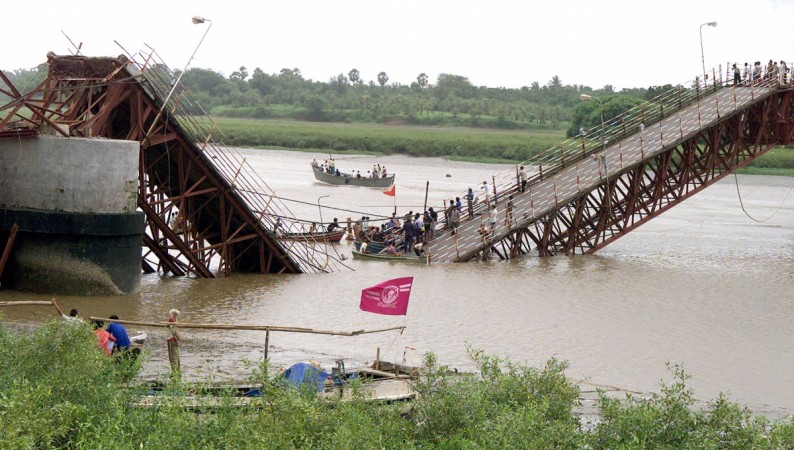 twobuseswith22missingasbridgecollapsesatmahadinmaharashtra