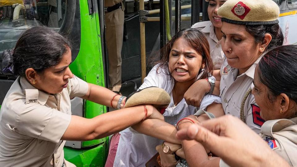 30teachersdetainedfrommandihouseindelhiduringantinepprotest