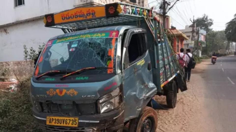 17 Injured in Road Accident at Krishna Dist, Andhra Pradesh
