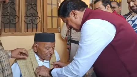 mpcmmohanyadavsfatherpoonamchandyadavpassesawayat100