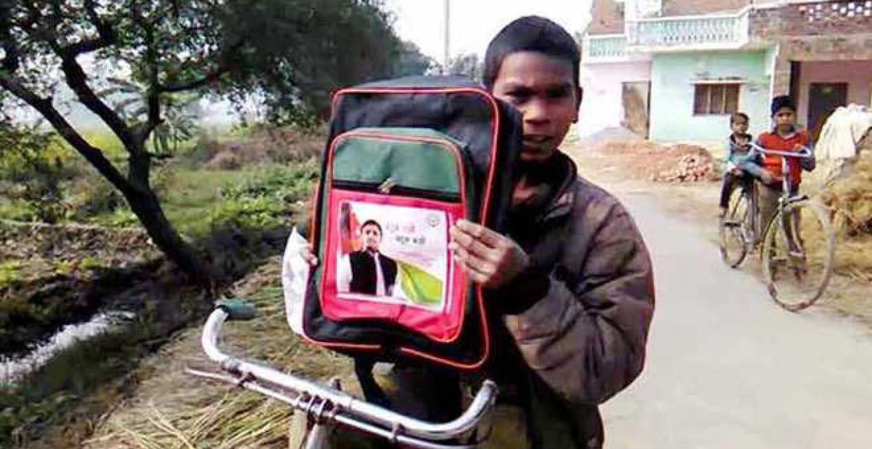 gujaratgovtdistributesschoolbagswithpicturesofakhileshyadav!