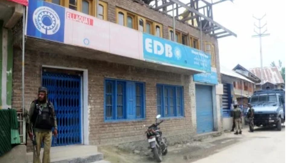 Bank Manager robs own bank in Pulwama and runs off with Rs 33 lakh