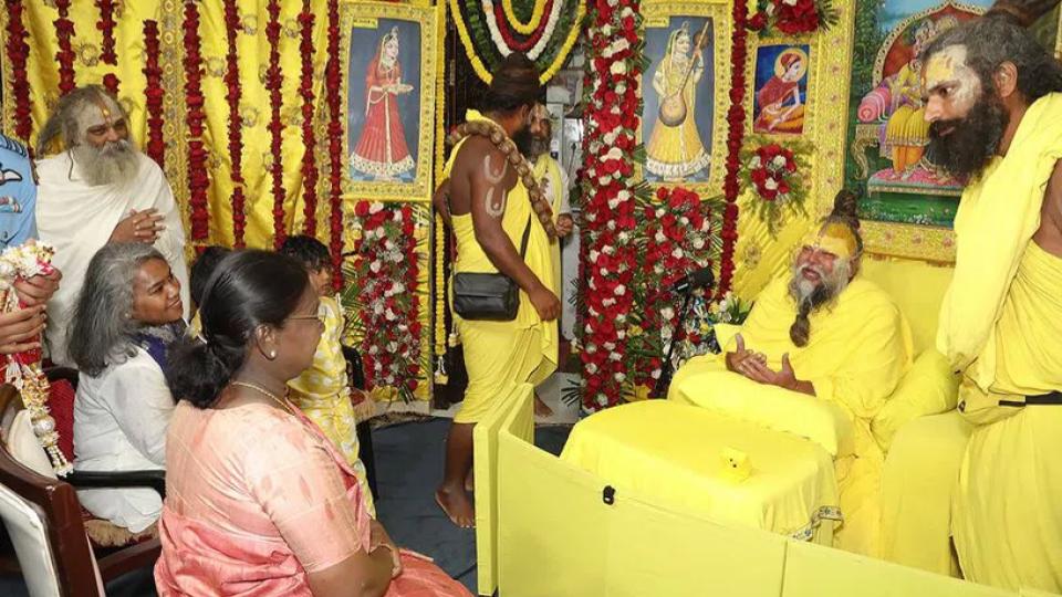 President Murmu Meets Premanand ji Maharaj in Mathura