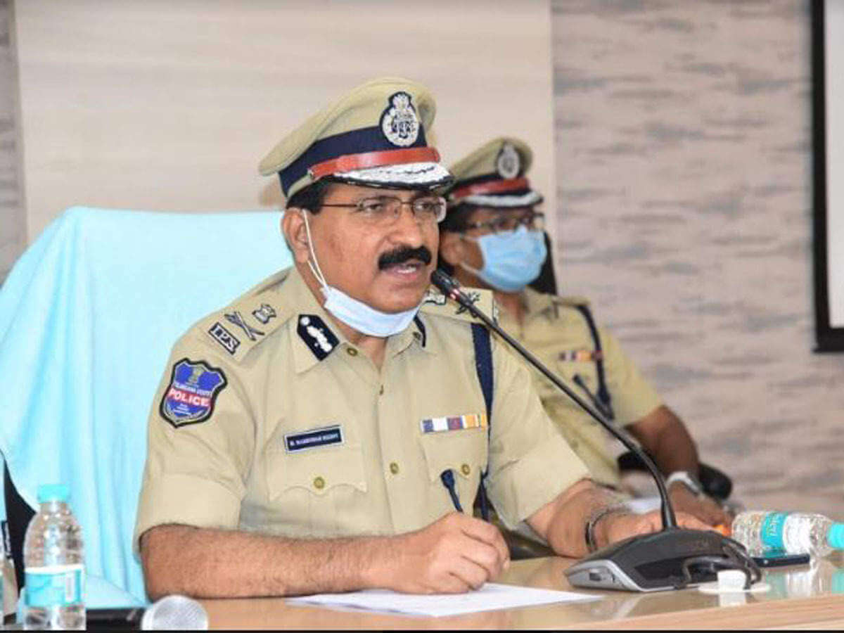 ensurenolossoflifeorpropertyduetotheheavyrains:telanganadgpalertspoliceofficials