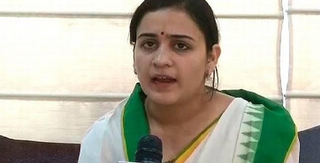 mulayamsinghyoungerdaughterinlawjoinspolitics