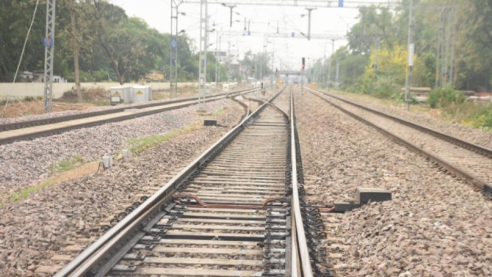 Man Held For Pushing His Wife in front of Mumbai local train 