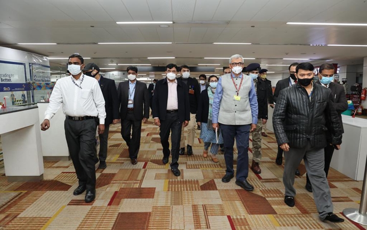 unionhealthministermansukhmandaviyareviewsairsuvidhasystemandrtpcrtestingfacilitiesatigiairportnewdelhi