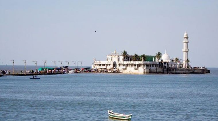 bombayhcallowswomensentryintohajialidargah