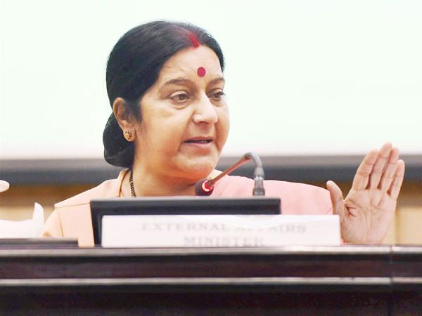 10indiacrewofshiphijackedbypiratesrescued:sushmaswaraj