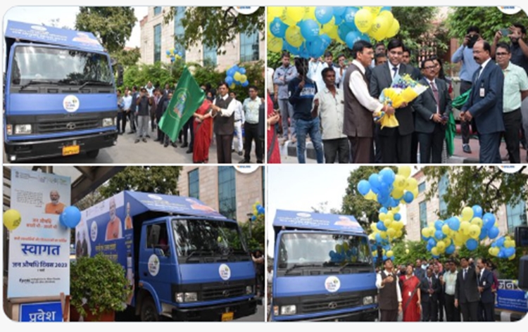 mansukhmandaviyaflagsoffjanaushadhirathtocommencecelebrationsofjanaushadhijanchetnaabhiyaan