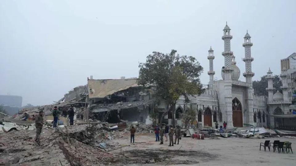 Violence erupts during demolition near Delhi mosque, 5 policemen injured