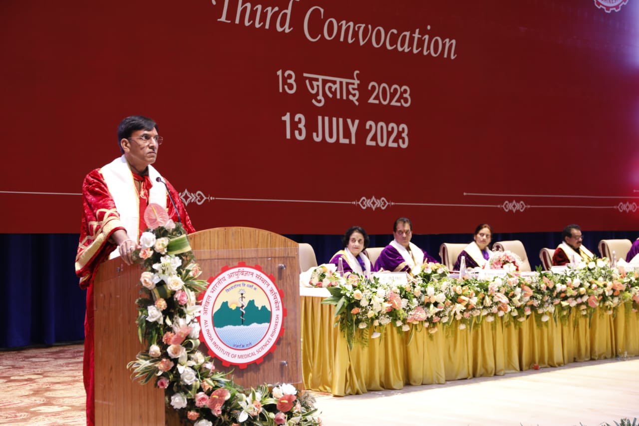 medicalstudentsshouldcomeforwardwithdedicationtoprovidehealthservicesinruralareas:unionministermansukhmandaviya