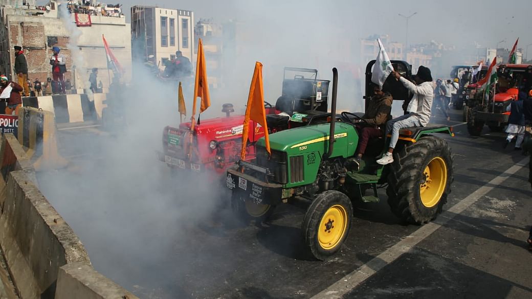 teargasshellsfiredatfarmerstryingtobreakbarriersatmukarbachowkdelhi