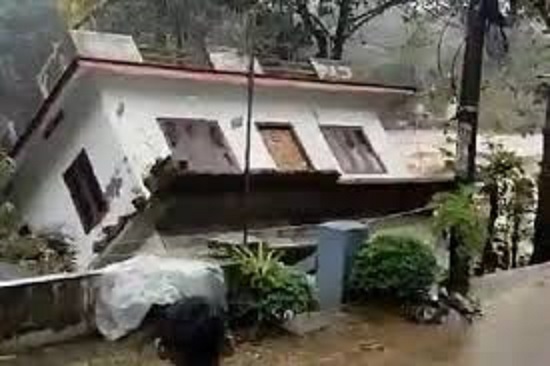 keralafamilyloseseverythingtheirhousesweptawaybytheragingwatersofmanimalariver