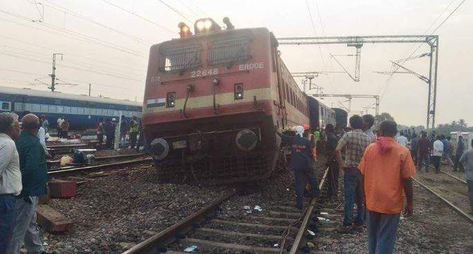 trainenginederailsatchennairailwaystation