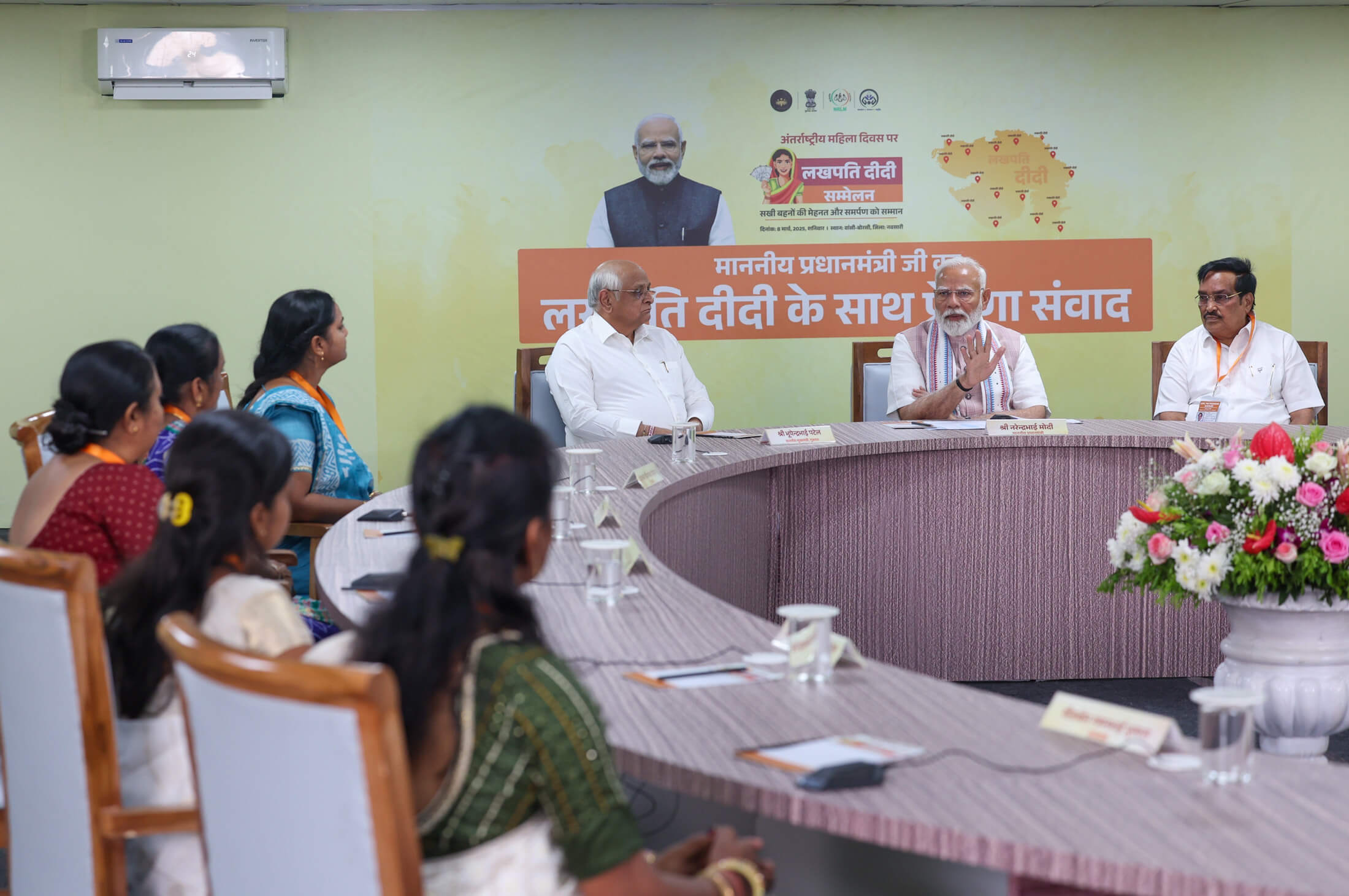 womensday:pmmodiholdsboardroomstyleinteractionwithlakhpatididisingujarat
