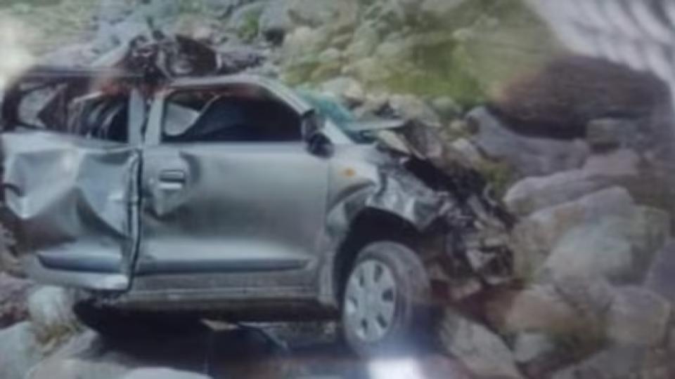 5childrenamong8killedaftercarfallsintogorgeinjksanantnag