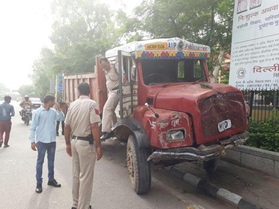 fourmembersofafamilydriverkilledafterdumpertruckramsinnovaindelhi