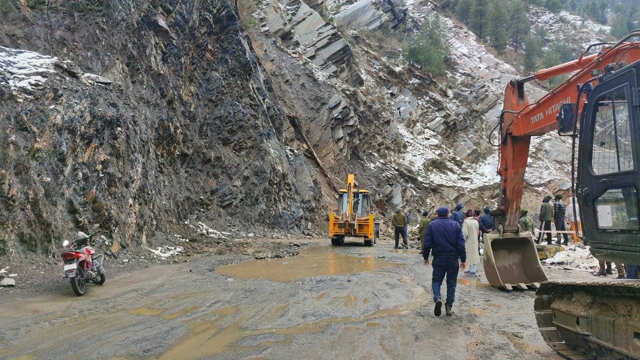 constructionworkerkilledinlandslidealongjammusrinagarnationalhighway